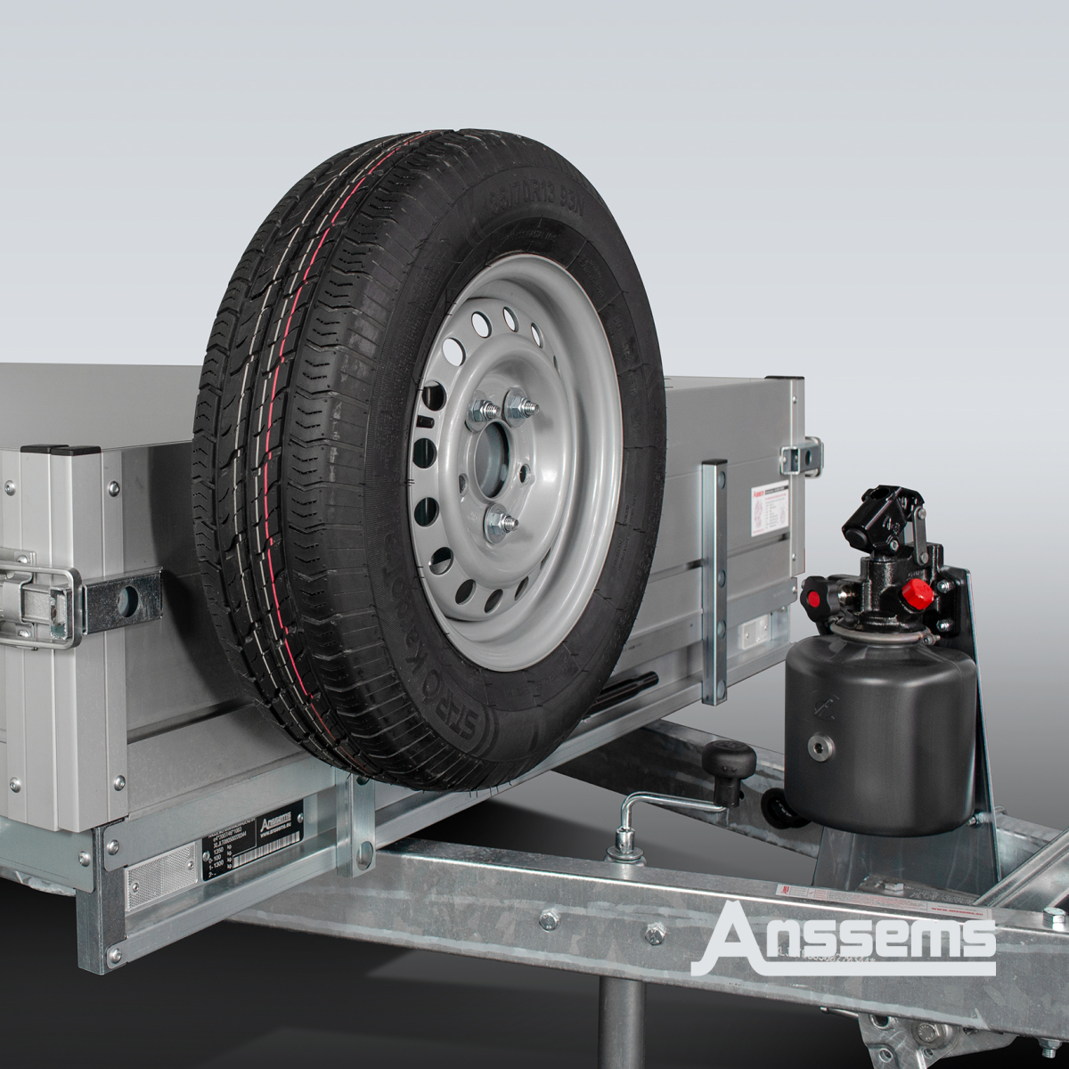 Accessoire_Anssems-KLT-Detail-reservewiel-op-voorbord-aspect-ratio-1200-1200